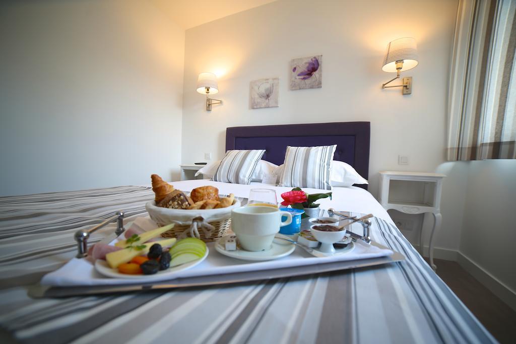 Hotel Restaurant Le Lion D'Or Saint-Hilaire-du-Harcouët Rom bilde