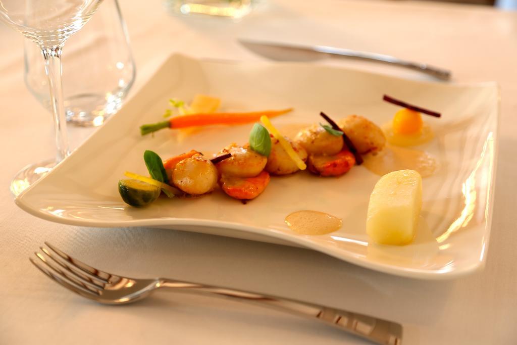 Hotel Restaurant Le Lion D'Or Saint-Hilaire-du-Harcouët Eksteriør bilde