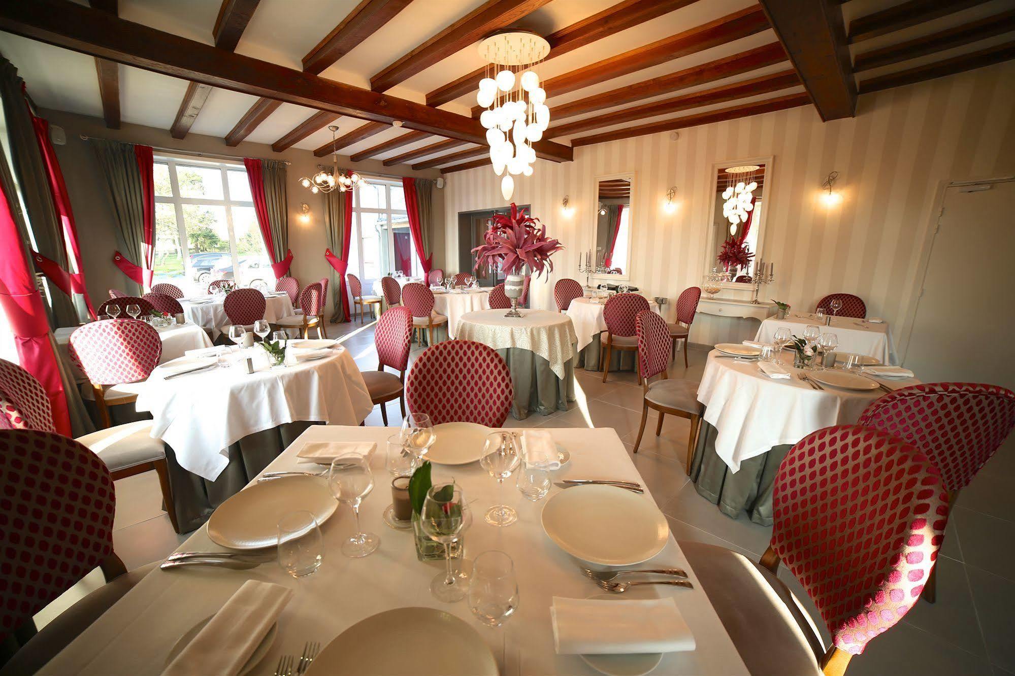 Hotel Restaurant Le Lion D'Or Saint-Hilaire-du-Harcouët Eksteriør bilde