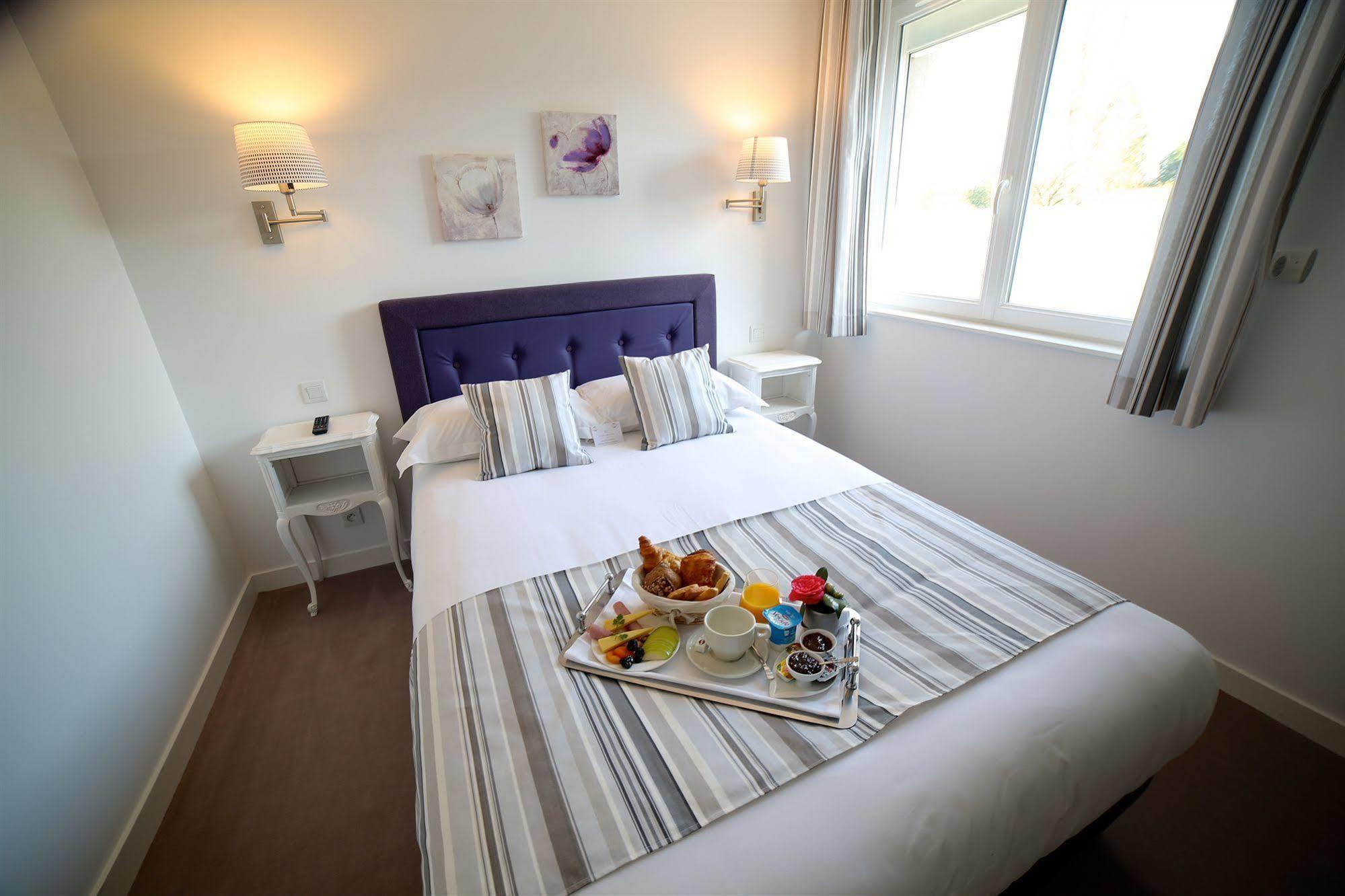Hotel Restaurant Le Lion D'Or Saint-Hilaire-du-Harcouët Eksteriør bilde
