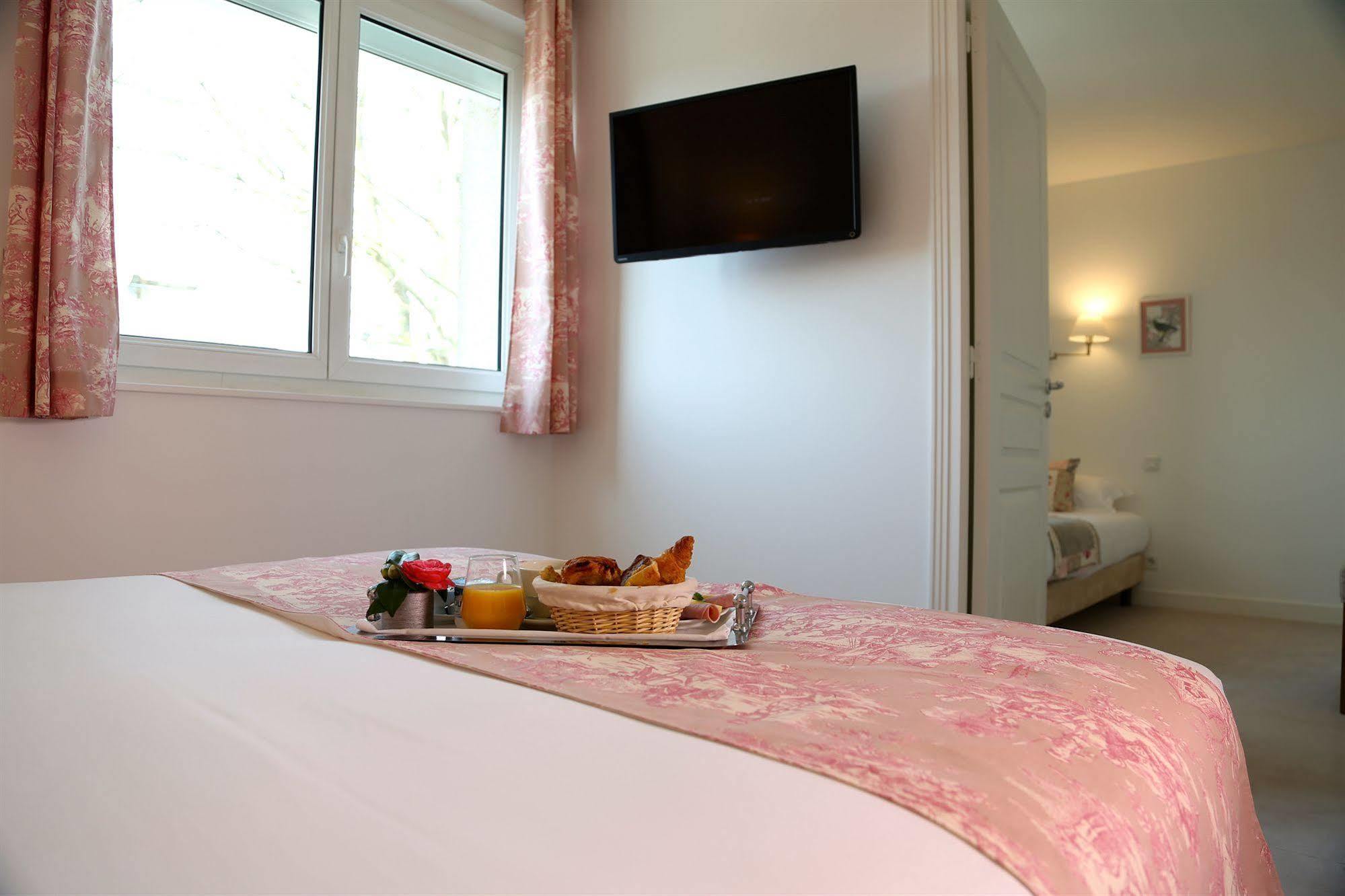 Hotel Restaurant Le Lion D'Or Saint-Hilaire-du-Harcouët Eksteriør bilde