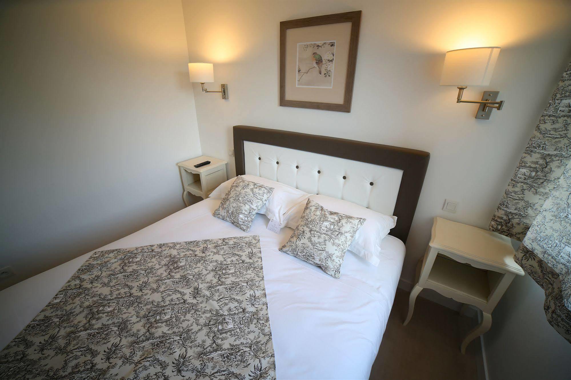 Hotel Restaurant Le Lion D'Or Saint-Hilaire-du-Harcouët Eksteriør bilde