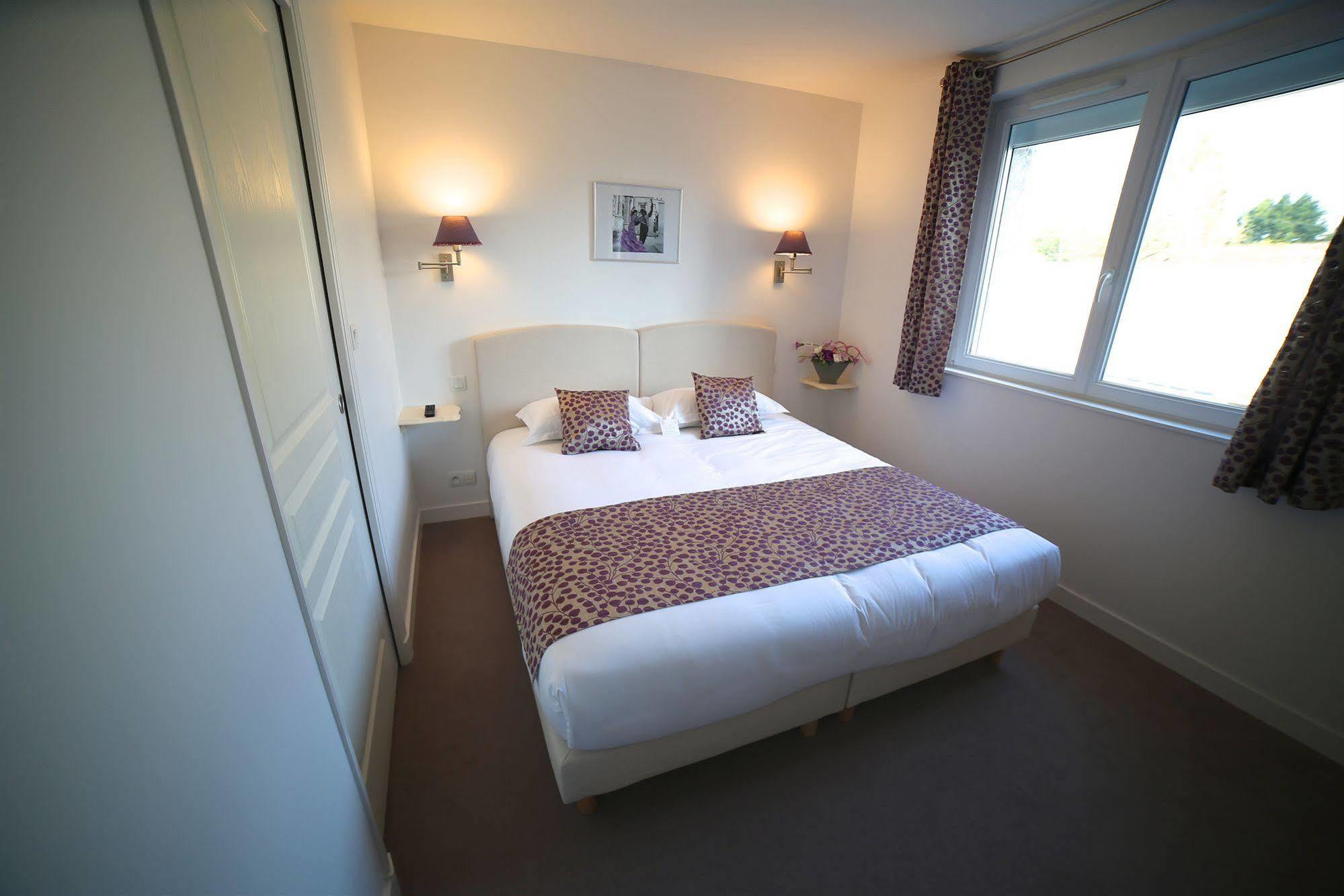 Hotel Restaurant Le Lion D'Or Saint-Hilaire-du-Harcouët Eksteriør bilde