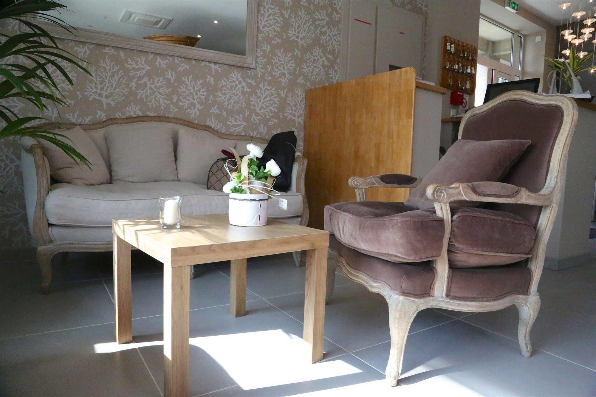 Hotel Restaurant Le Lion D'Or Saint-Hilaire-du-Harcouët Eksteriør bilde