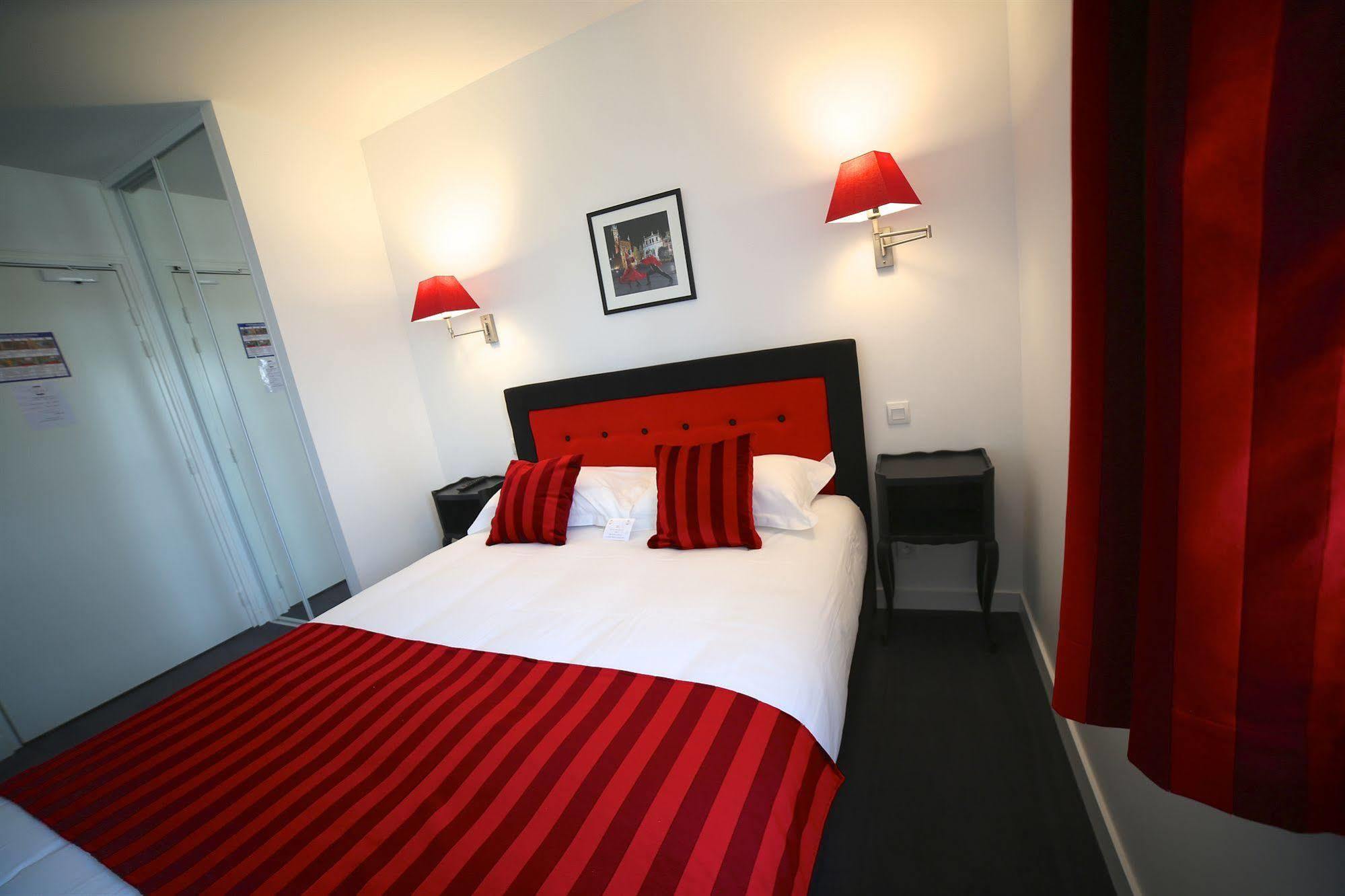 Hotel Restaurant Le Lion D'Or Saint-Hilaire-du-Harcouët Eksteriør bilde