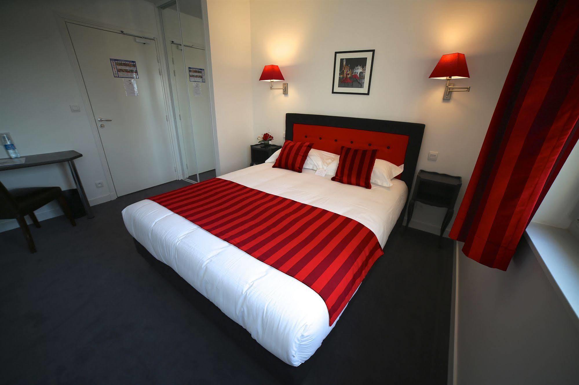 Hotel Restaurant Le Lion D'Or Saint-Hilaire-du-Harcouët Eksteriør bilde