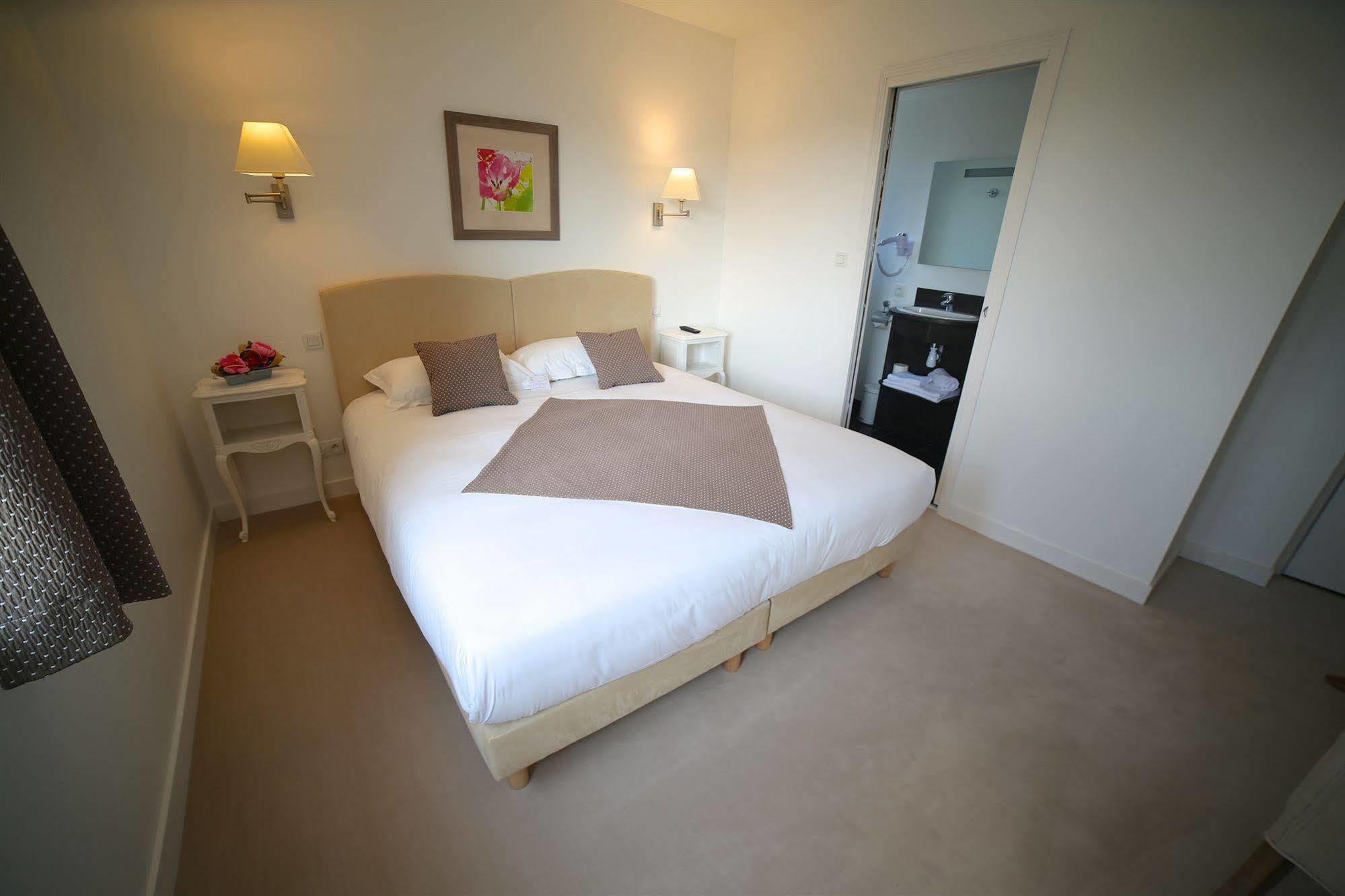Hotel Restaurant Le Lion D'Or Saint-Hilaire-du-Harcouët Eksteriør bilde