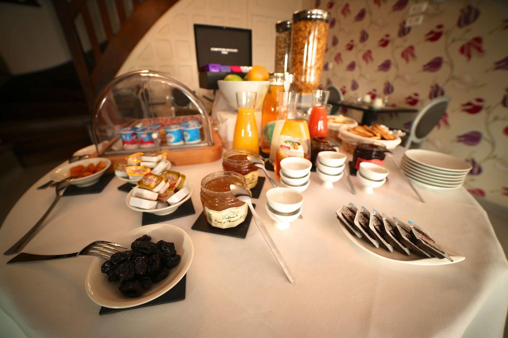 Hotel Restaurant Le Lion D'Or Saint-Hilaire-du-Harcouët Eksteriør bilde
