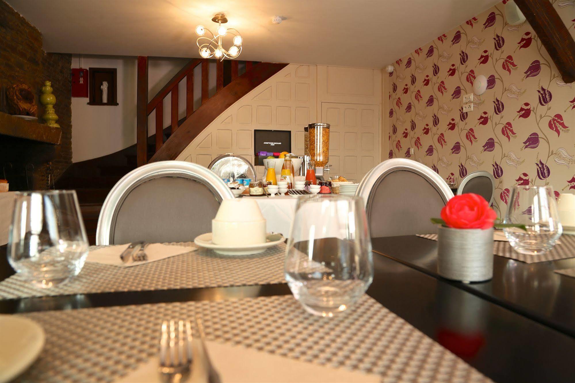 Hotel Restaurant Le Lion D'Or Saint-Hilaire-du-Harcouët Eksteriør bilde