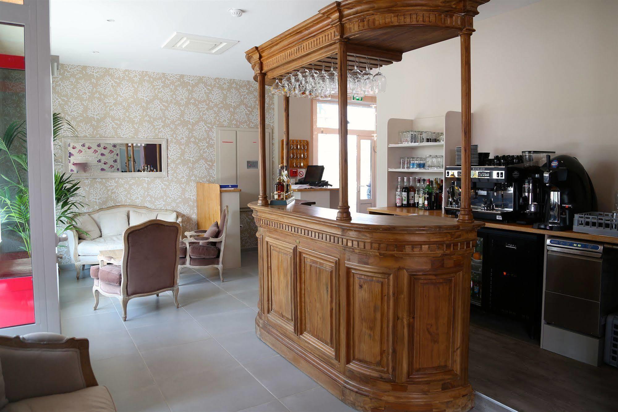 Hotel Restaurant Le Lion D'Or Saint-Hilaire-du-Harcouët Eksteriør bilde